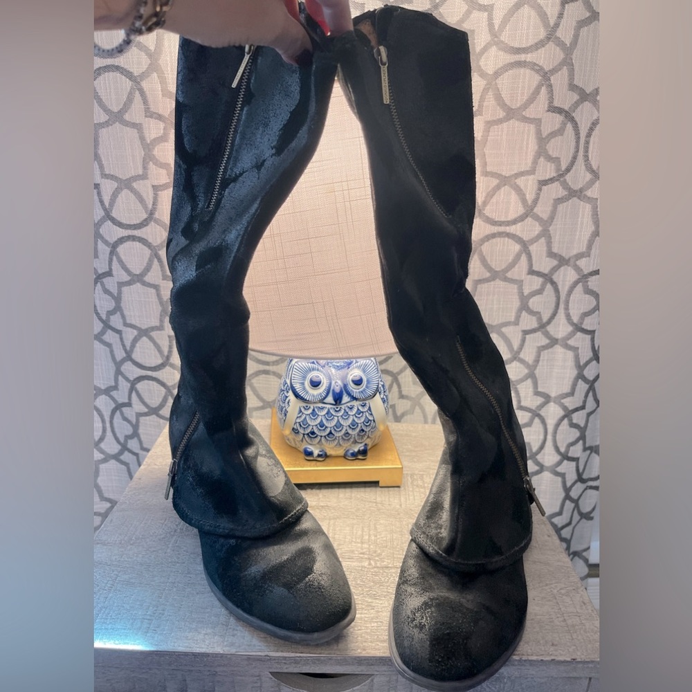 Gorgeous tall black boots